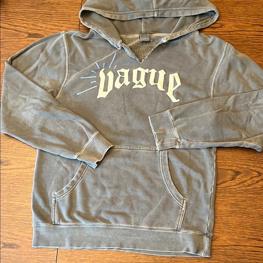 Vague 777 Distressed Gray Sweatshirt with Ribbed Cuffs and Relaxed Fit